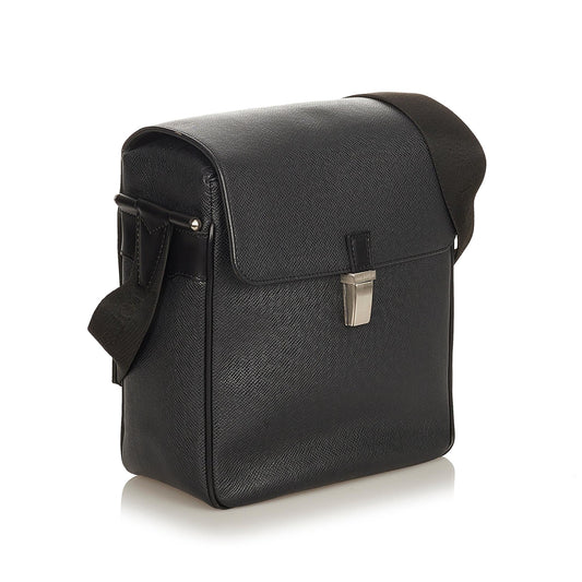 Louis Vuitton Taiga Yaranga (SHG-25474)