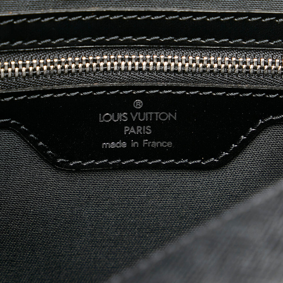 Louis Vuitton Taiga Yaranga (SHG-25474)